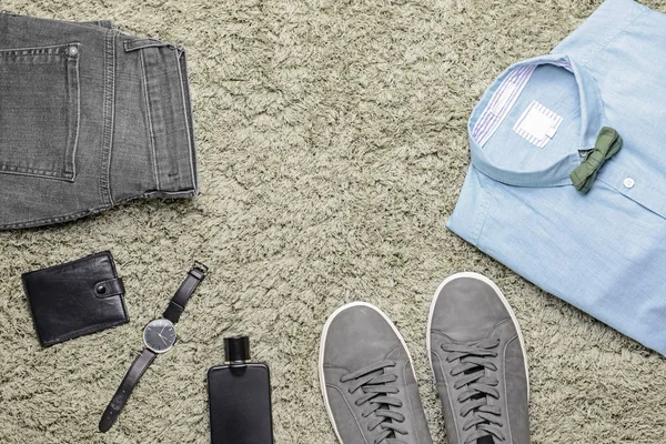 Aparência masculina elegante com roupas de jeans em fundo cinza — Fotografia de Stock