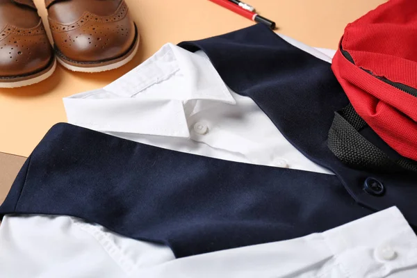 Stilvolle Schuluniform auf farbigem Hintergrund, Nahaufnahme — Stockfoto