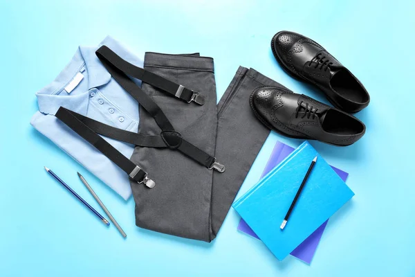 Stijlvolle school uniform met briefpapier op kleur achtergrond — Stockfoto