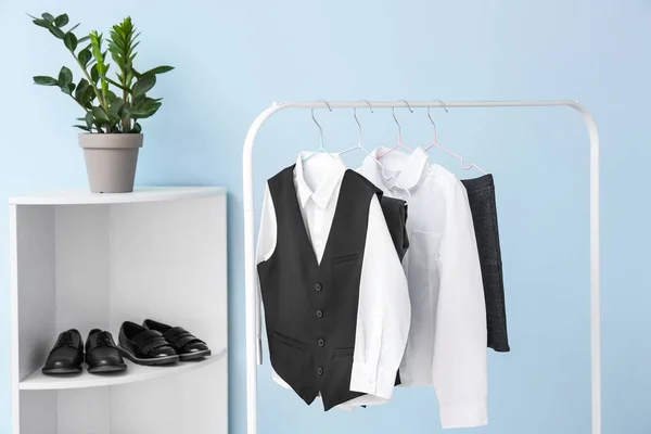 Elegante uniforme escolar pendurado no rack no quarto — Fotografia de Stock