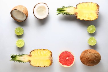 Açık arka planda farklı meyvelerden yapılmış çerçeve