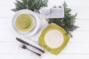 Beyaz ahşap arka plan üzerinde Noel için güzel masa ayarı