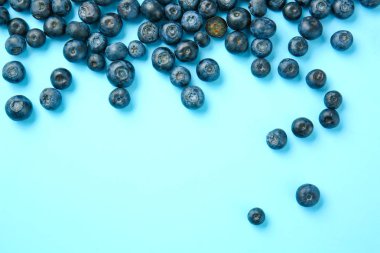 Renk arka planda birçok olgun yaban mersini