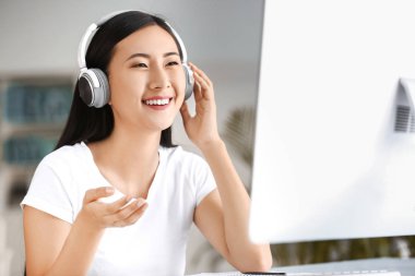 Sınava hazırlanırken müzik dinleyen genç Asyalı öğrenci