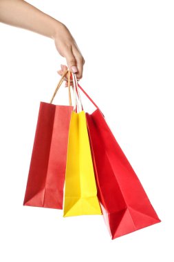 Beyaz arka planda alışveriş çantaları ile Kadın el