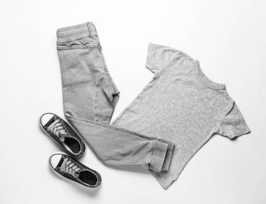 Beyaz arka planda kot giysiler ile şık çocuk bakmak