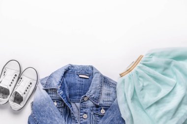 Beyaz arka planda kot giysiler ile şık çocuk bakmak