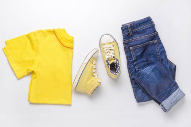 Beyaz arka planda kot giysiler ile şık çocuk bakmak