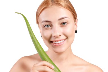 Aloe vera beyaz arka plan üzerinde olan güzel kadın
