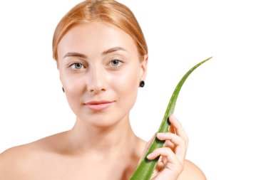 Aloe vera beyaz arka plan üzerinde olan güzel kadın