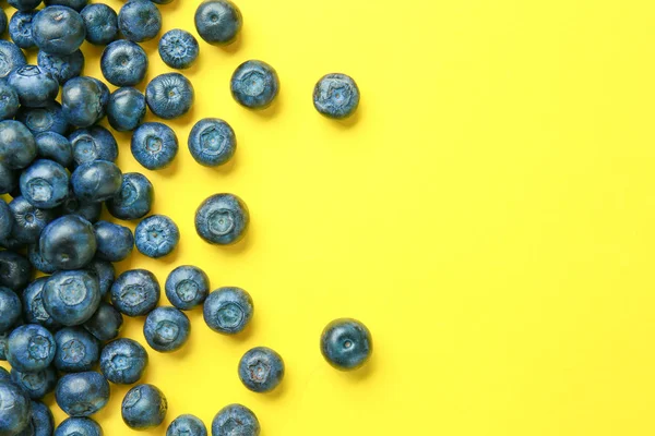 Mogen blåbär på färg bakgrund — Stockfoto