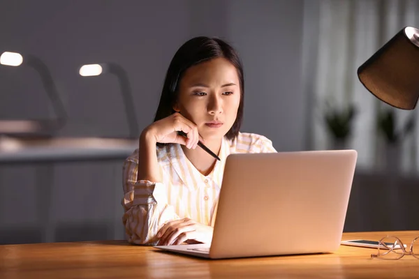 Joven estudiante asiático preparándose para el examen tarde en la noche — Foto de Stock