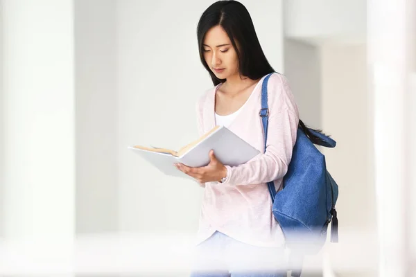 Молодий Азіатський студент з книгою в університеті — стокове фото