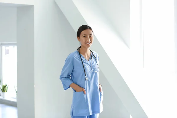 Νεαρή ασιάτισσα νοσοκόμα στην κλινική — Φωτογραφία Αρχείου