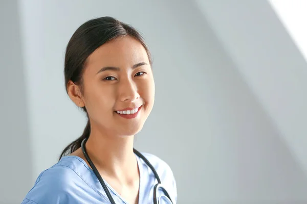 Młoda Azjatycka pielęgniarka w klinice — Zdjęcie stockowe