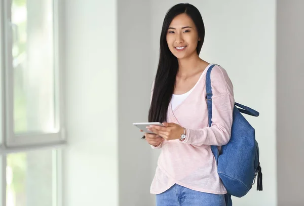 Jeune étudiant asiatique à l'université — Photo