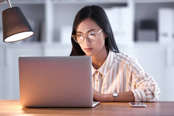 Ung asiatisk elev förbereder sig för tentamen sent på kvällen — Stockfoto