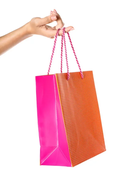 Mão feminina com saco de compras no fundo branco — Fotografia de Stock