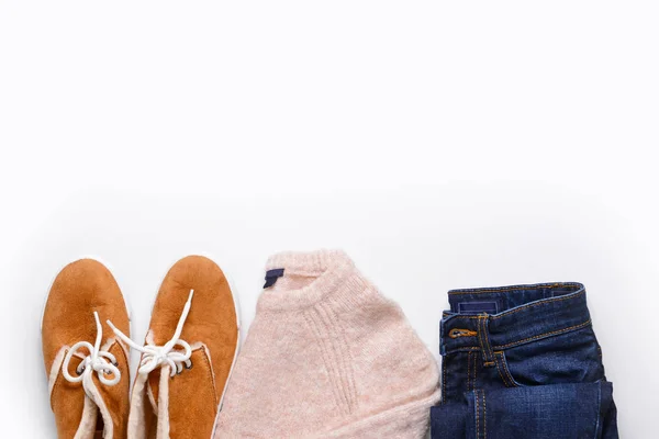 Aparência de criança elegante com roupas de jeans no fundo branco — Fotografia de Stock