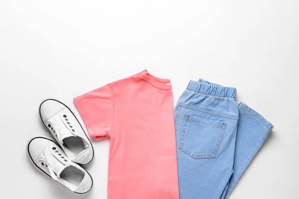 Stilvoller Kinderlook mit Jeanskleidung auf weißem Hintergrund — Stockfoto