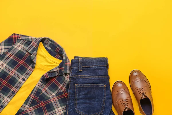 Стильный ребенок выглядеть в джинсах одежду на цветном фоне — стоковое фото