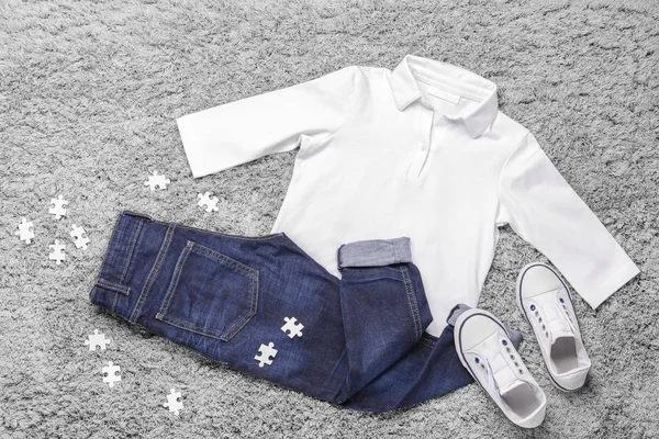 Look bambino elegante con vestiti jeans su sfondo grigio — Foto Stock