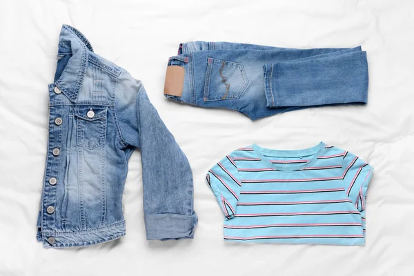 Aparência de criança elegante com roupas de jeans no fundo branco — Fotografia de Stock