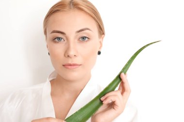 Aloe vera beyaz arka plan üzerinde olan güzel kadın