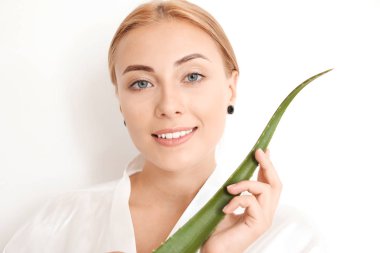 Aloe vera beyaz arka plan üzerinde olan güzel kadın