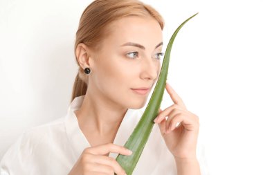 Aloe vera beyaz arka plan üzerinde olan güzel kadın