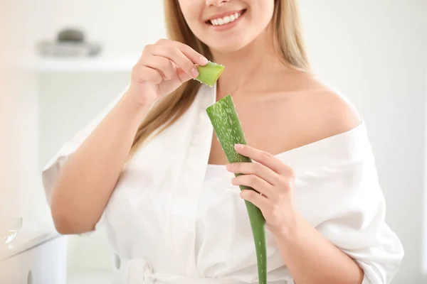 Mulher bonita usando aloe vera em casa — Fotografia de Stock