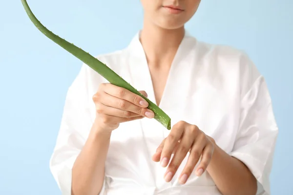 Mulher bonita com aloe vera no fundo de cor — Fotografia de Stock