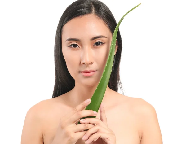 Gyönyörű ázsiai nő Aloe Vera fehér háttér — Stock Fotó