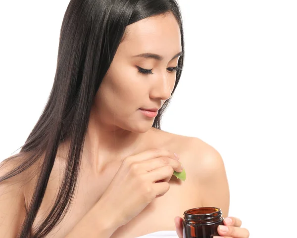 Vacker asiatisk kvinna med hjälp av kosmetika med Aloe Vera extrakt på vit bakgrund — Stockfoto