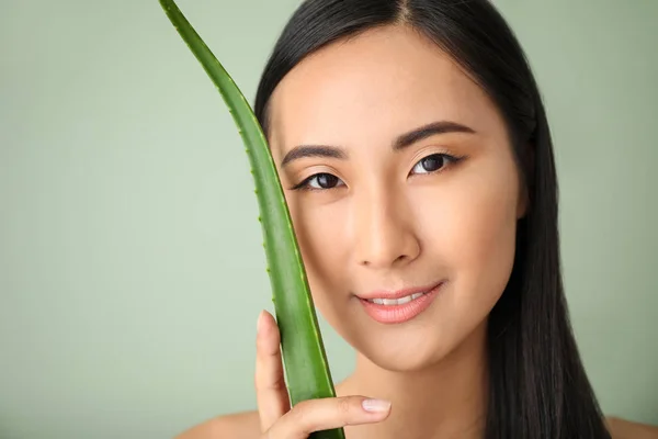 美丽的亚洲女人与芦荟的颜色背景 — 图库照片