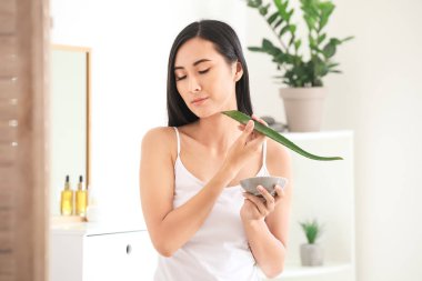 Evde aloe vera kullanarak Güzel Asyalı kadın