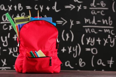 Sınıfta masada kırtasiye ile Okul sırt çantası