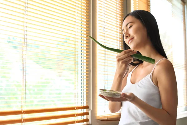 Beautiful Asian woman using aloe vera at home — Stock Photo, Image