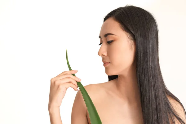 Mooie Aziatische vrouw met Aloë Vera op witte achtergrond — Stockfoto