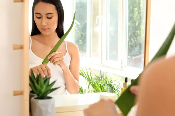 Beautiful Asian woman using aloe vera at home — Stock Photo, Image