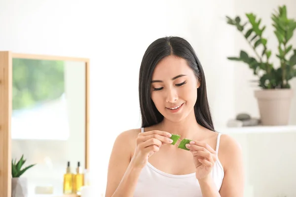 Beautiful Asian woman using aloe vera at home — Stock Photo, Image