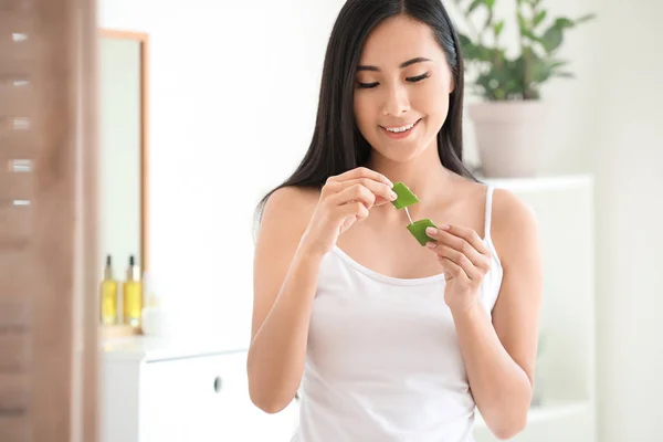 Beautiful Asian woman using aloe vera at home — Stock Photo, Image