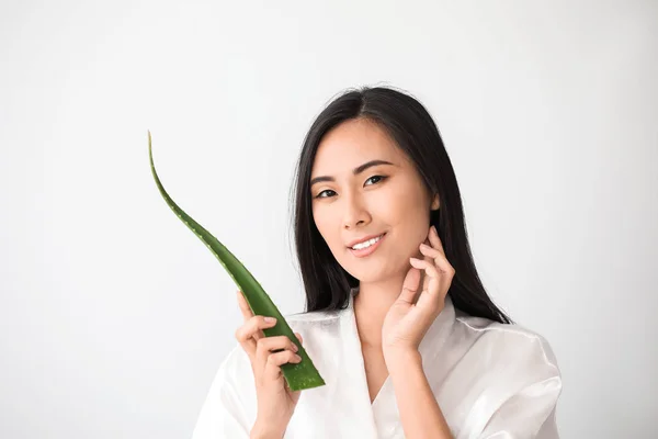 Mulher asiática bonita com aloe vera no fundo branco — Fotografia de Stock