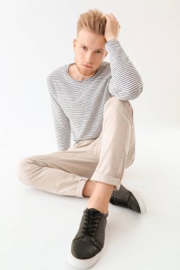 Beyaz arka planda şık bir genç adam