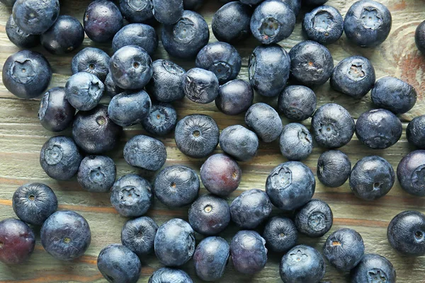 Veel rijpe Blueberry op houten achtergrond, close-up — Stockfoto