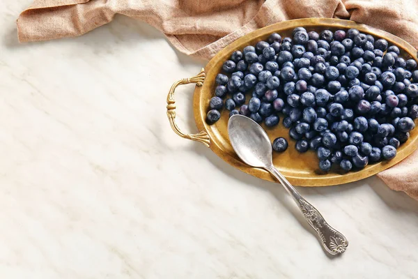 ライトテーブルに新鮮なブルーベリー付きトレイ — ストック写真