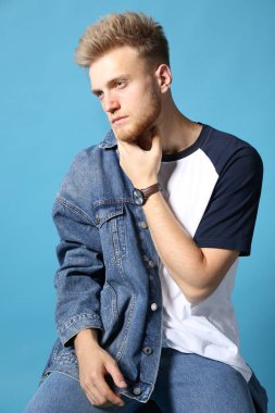 Renkli arka planda şık bir genç adam