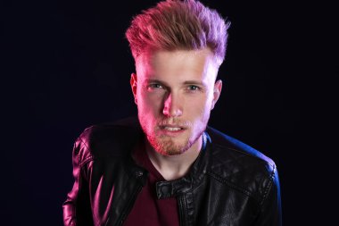 Koyu zemin deri ceket şık genç adam