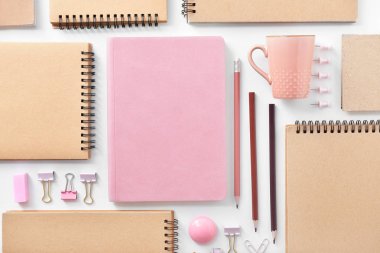 Beyaz arka planda farklı kırtasiye malzemeleri ile kompozisyon