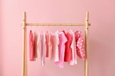 Renkli arka planda asılı giysiler ile Raf